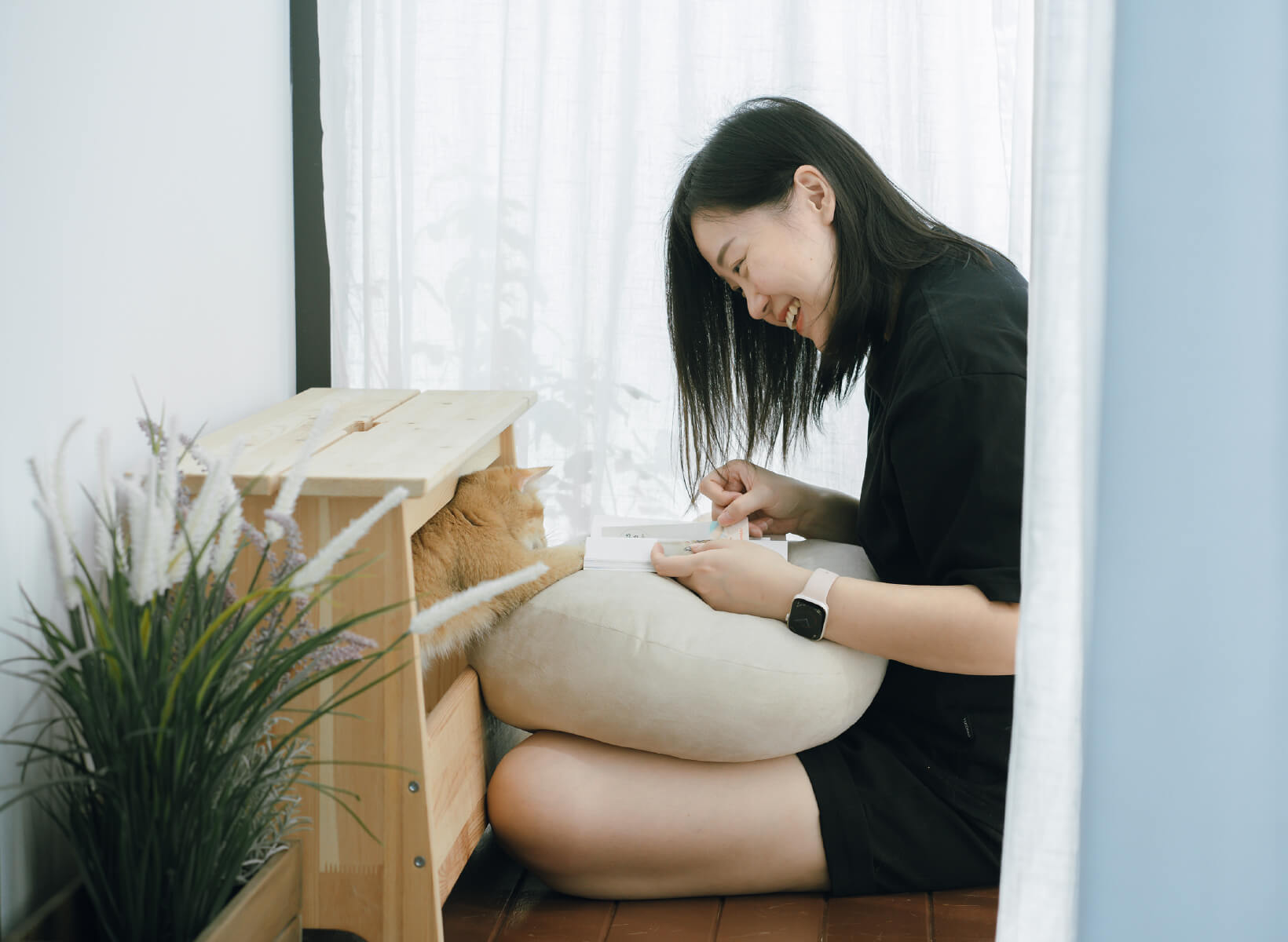 ペットの猫と過ごす女性